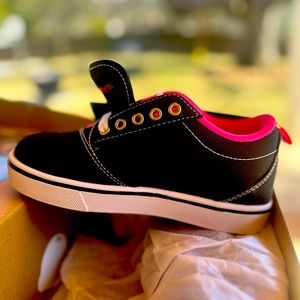 Heely’s wheeled shoe Black and Pink youth size 1